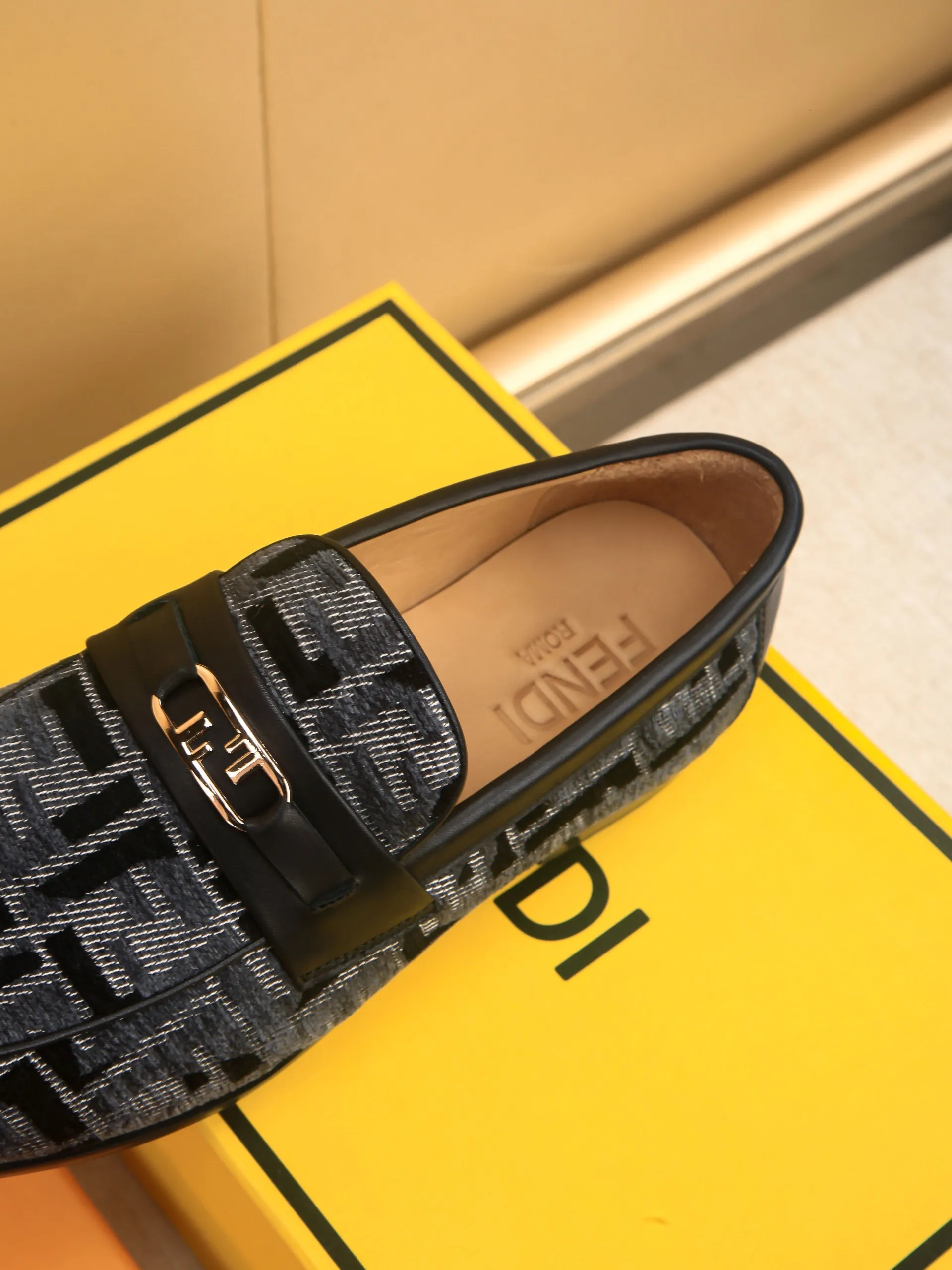 Men's shoes💰460 🕷🕷【FENDI】The latest men's formal leather shoes🇨🇳Classic series not to be missed💯The first layer is made of imported first-layer cowhide☘Original quality, the leather is smooth and delicate🎋Awesome version, perfect streamlined outline🍇🐮Leather lining, code number 39-44...(customized at 38.45.46.47)